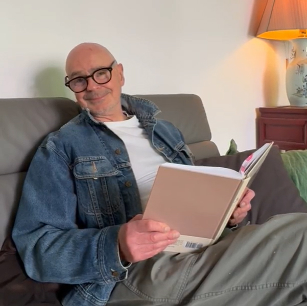 Jeremy, a Hiányzó Láncszem Alapítvány nagykövete mesét olvas